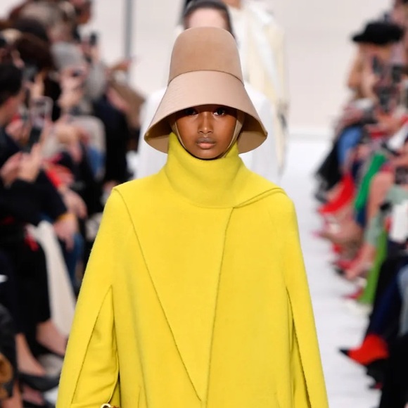 Valentino Fall RTW 2019 tie hat suede and leather - Picture 2 of 14